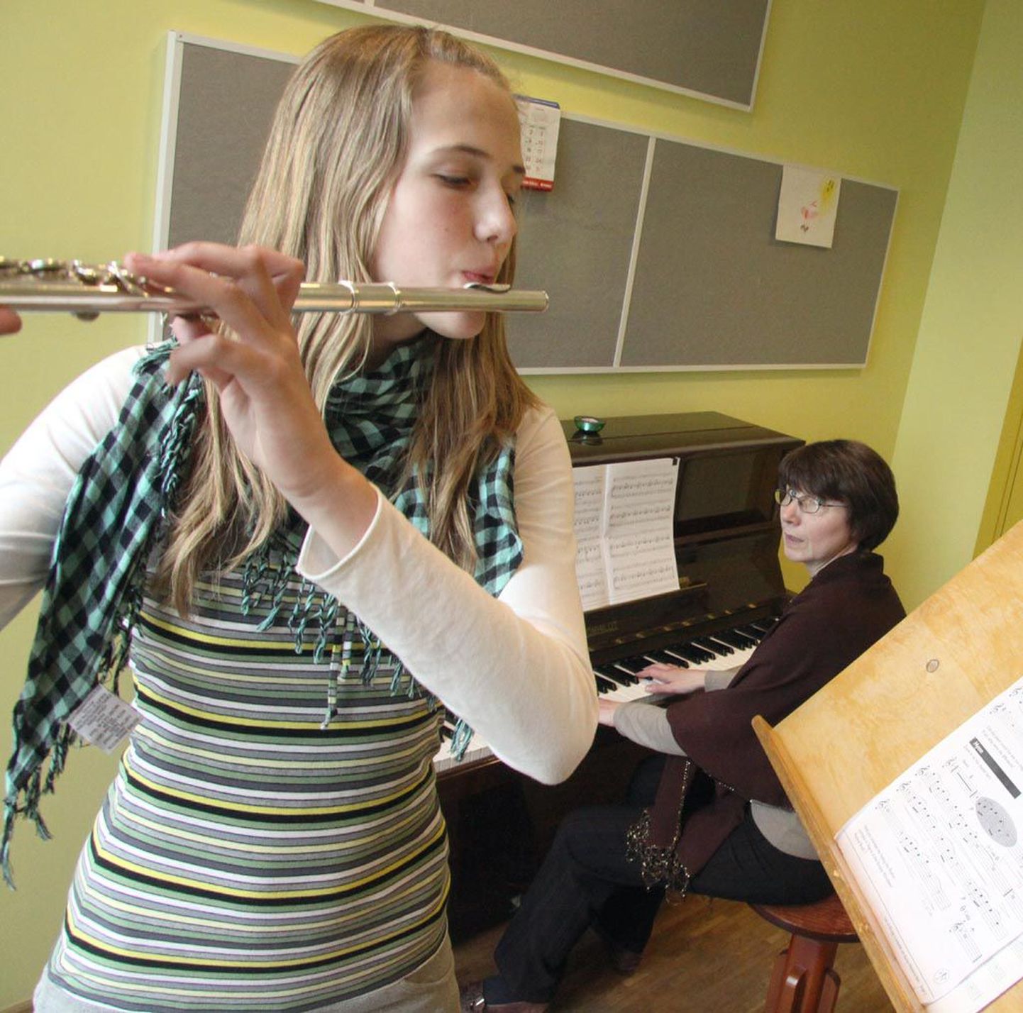 Pärnu muusikakoolis harjutasid eile pärastlõunal muusikapala õpetaja Mall Türk ja õpilane Karolin Stimmer, kes elab Tahkuranna vallas.