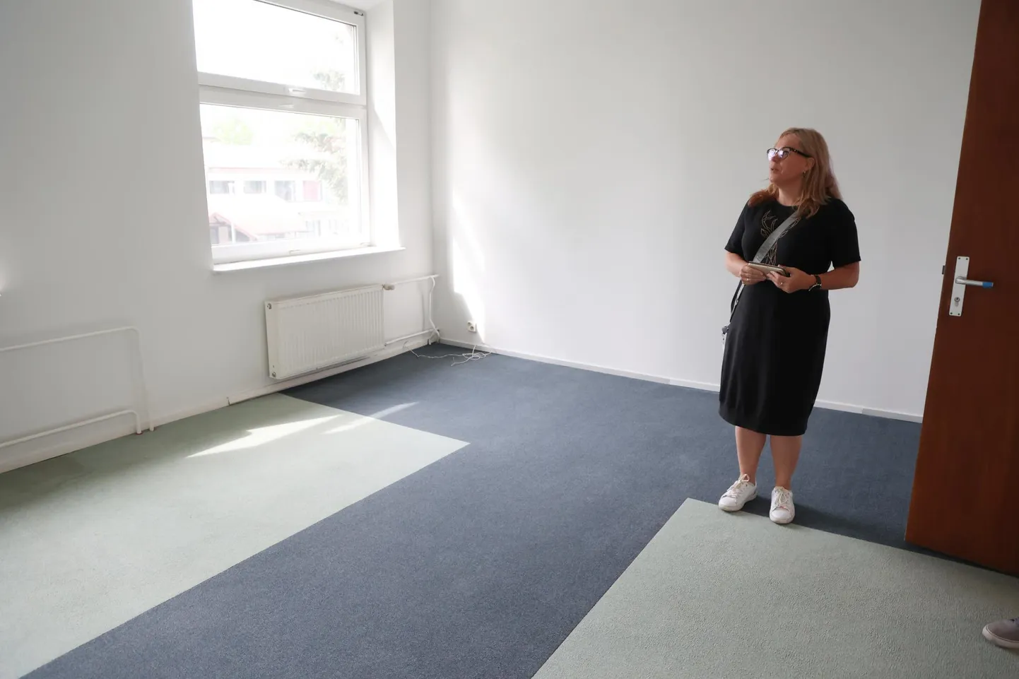 Riigi Kinnisvara Lääne piirkonna kinnisvarahaldur Kalli Mägar näitab, kus hakkab alates juunist asuma maksu- ja tolliameti teenindussaal. Kunagi registreeriti selles ruumis abielusid, millele viitab ka põrandal olev vaipkate. Vaip jääb põrandale alles ka pärast remonti.