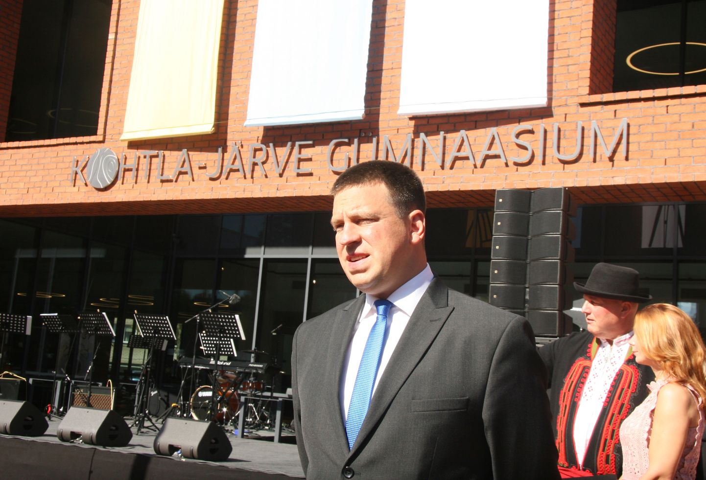 Премьер-министр Юри Ратас принял участие в церемонии открытия Кохтла-Ярвеской гимназии 1 сентября 2019 года. Сегодня его правительство решило направить гимназии Ида-Вирумаа на дистанционное обучение.