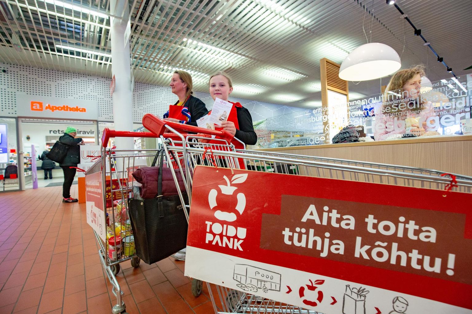 Möödunud nädalavahetusel kogus Toidupank üle Eesti annetusi. Pildil mullu annetuste kogumine Uku keskuses, kus tegutses vabatahtlik Anu Tokman koos tütrega.