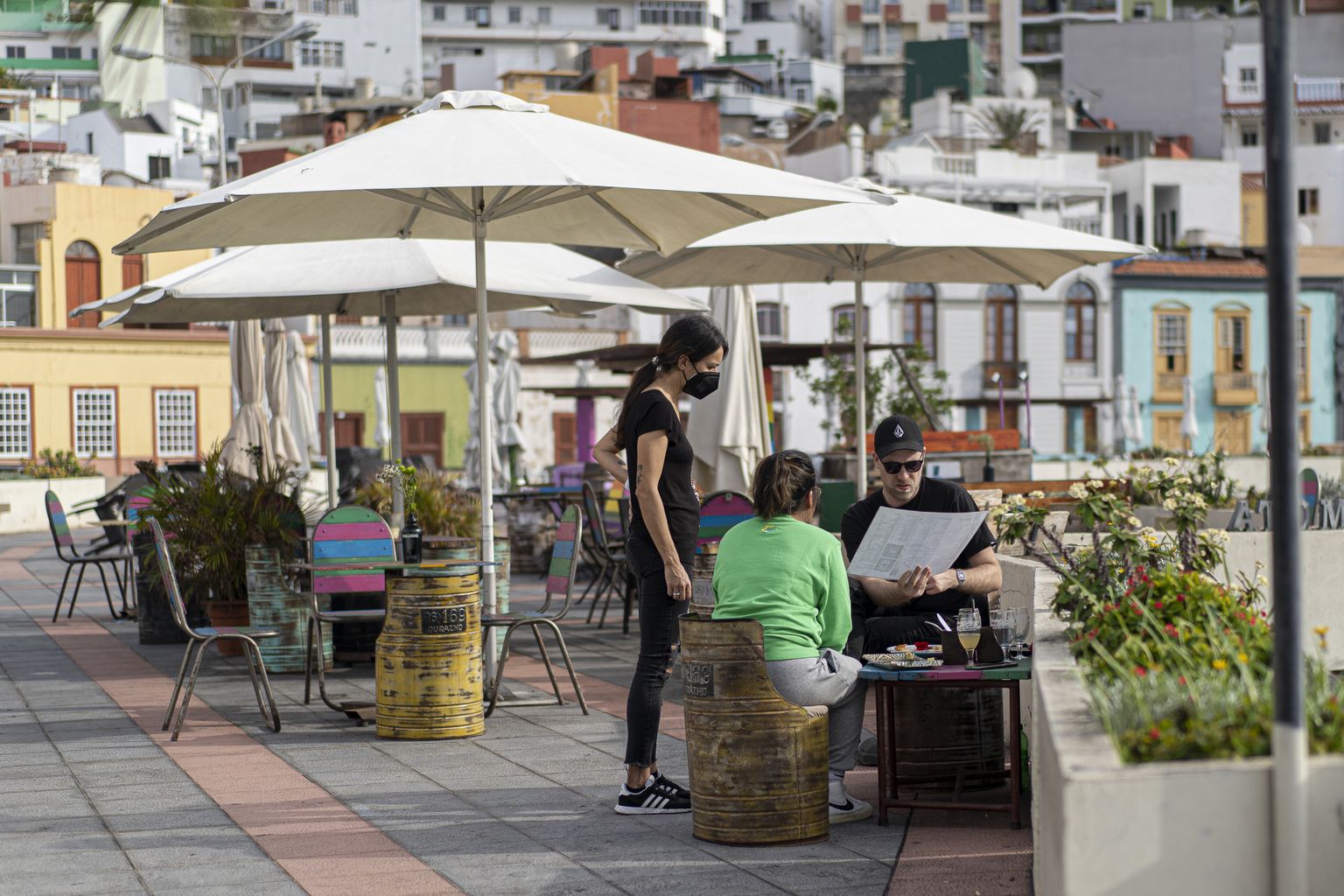 Inimesed kohvikus Tenerifel. Hispaaniat on selle omalaadse jaeturu pärast alkoholi kättesaadavuse probleemid eriti tugevalt tabanud.