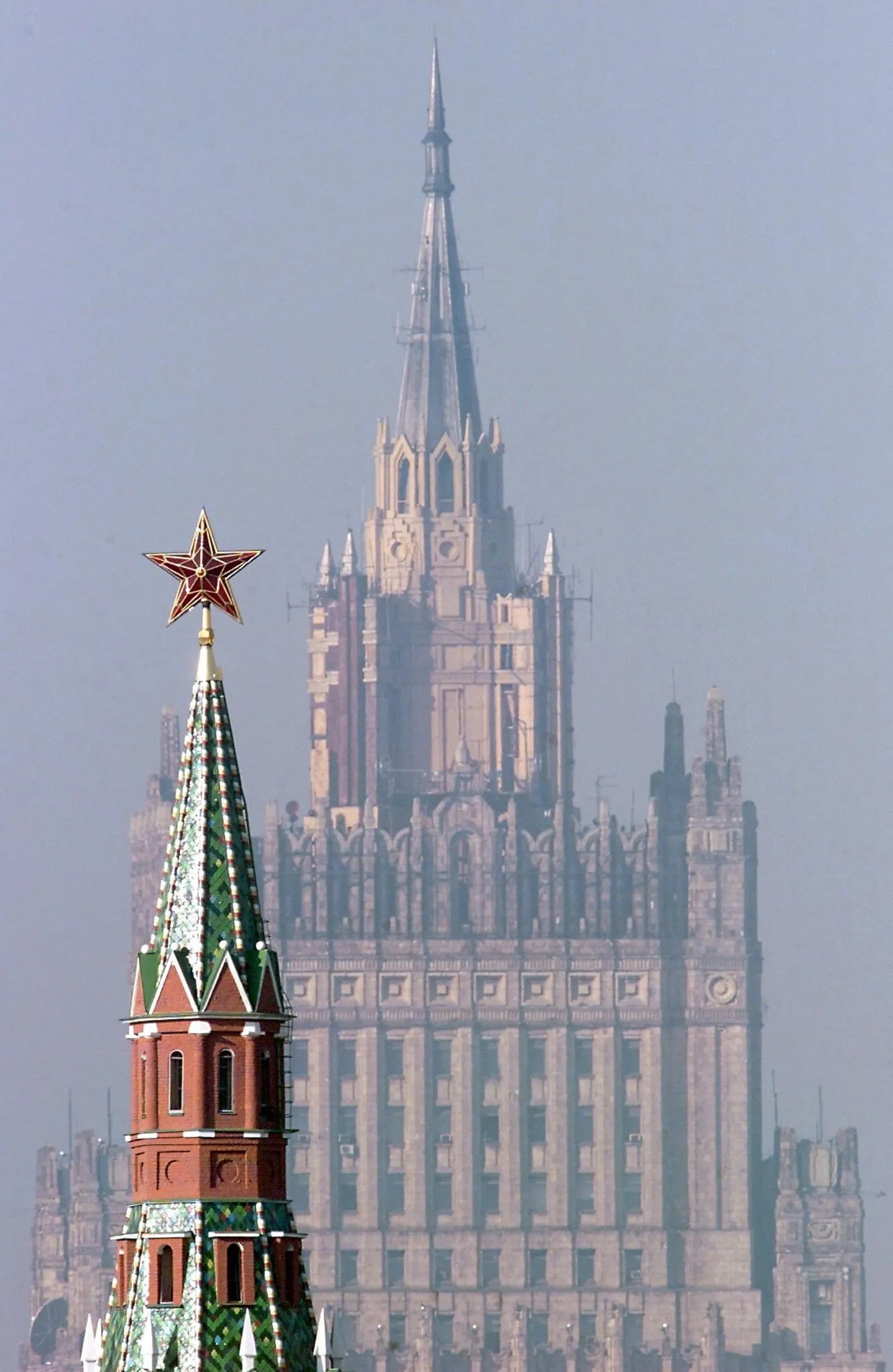 Kremli torni taga kõrgub Vene välisministeeriumi peahoone.