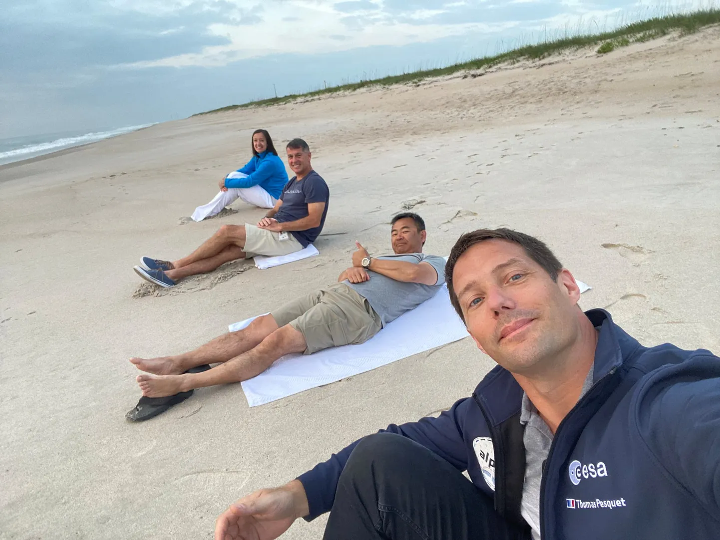 Prantslasest astronaudi Thomas Pesquet selfi Floridas Canaverali neeme rannas koos jaapanlase Akihiko Hoshide ning ameeriklaste Shane Kimbrough ja Megan McArthuriga