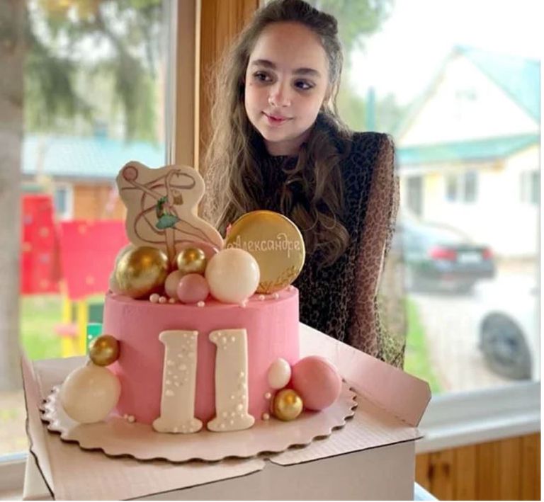 Полакомиться тортиком Саша может только в день рождения: она серьезно занимается гимнастикой