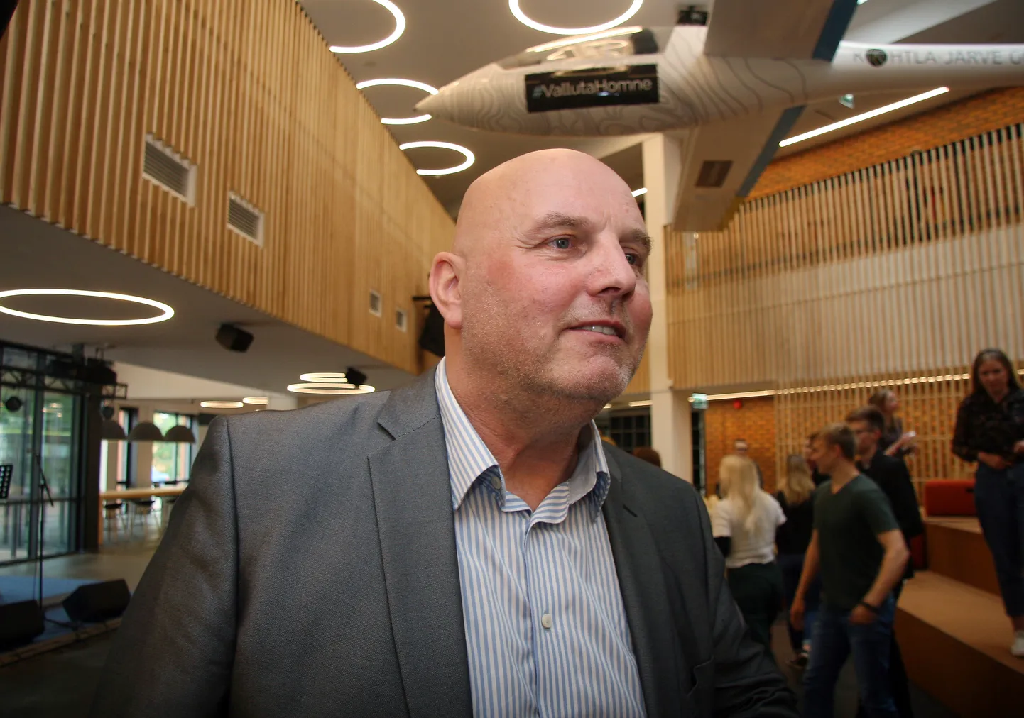 Aasta tagasi lasi Hendrik Agur Kohtla-Järve gümnaasiumi aatriumi lakke paigaldada väikelennuki, et see innustaks sümboolselt õpilasi kõrgelt lendama ja küsimusi esitama. Eelolevast sügisest saab lennundus juba üheks gümnaasiumi õppesuunaks.