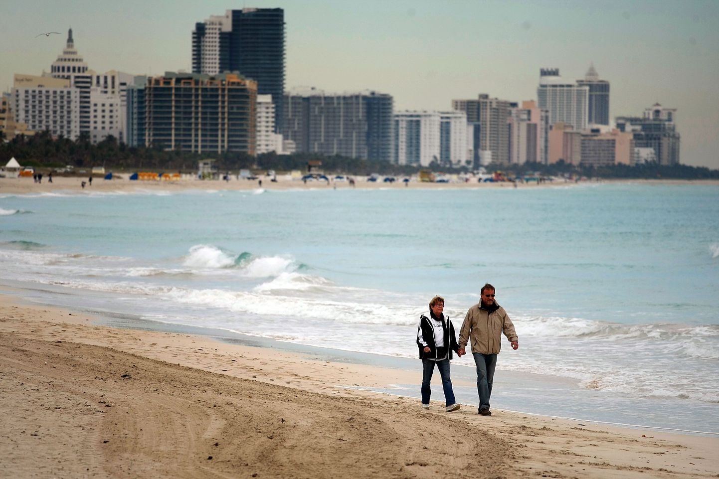 Miami randadel uitavad praegu vaid üksikud põhjamaise kliimaga harjunud turistid.