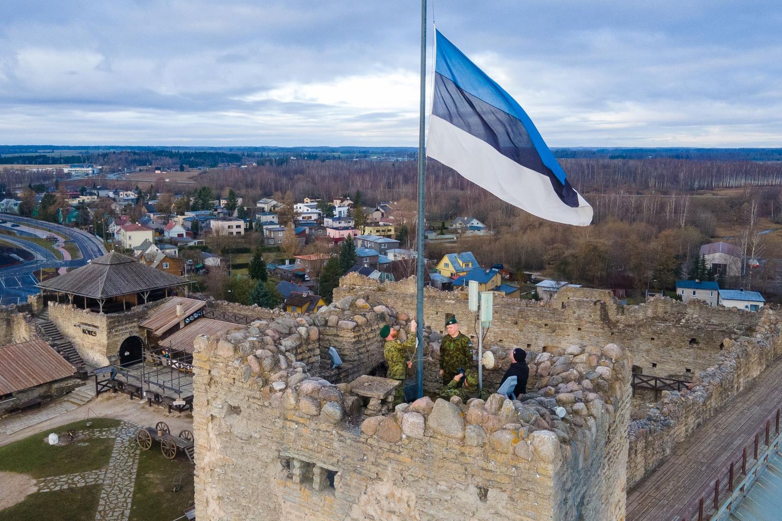 Lipp heisatakse ka Rakvere ordulinnuses.