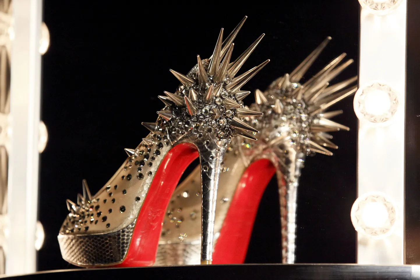 Louboutini punase tallaga kingad.