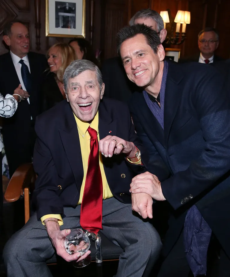 USA komöödianäitleja Jerry Lewis suri 91-aastasena. Pildil koos Jim Carreyga