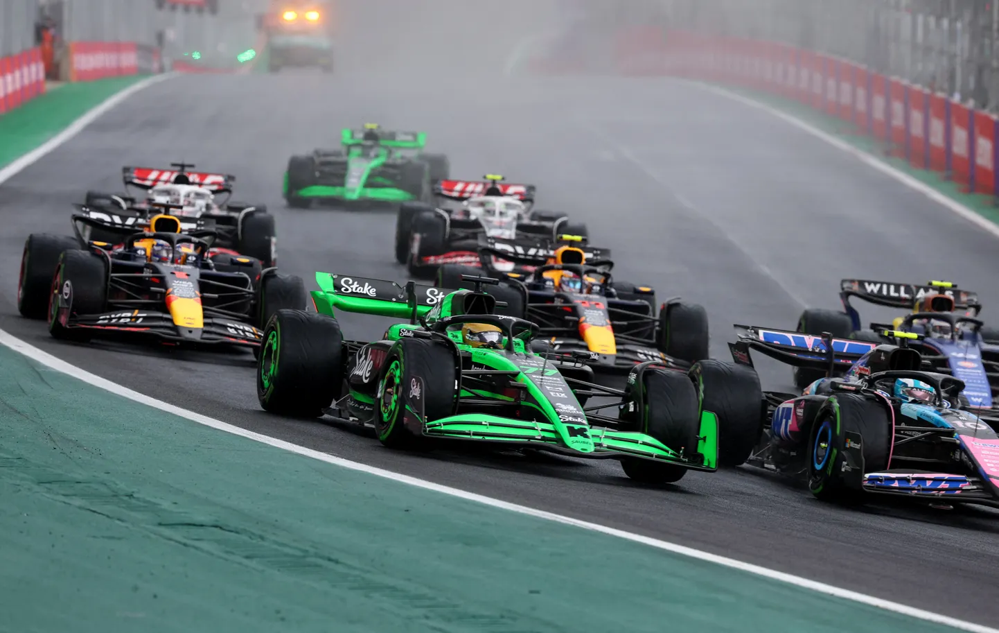Ühte Sauberi, tulevase Audi, meeskonna vormelit roolib sel aastal soomlase Valtteri Bottas (keskel).