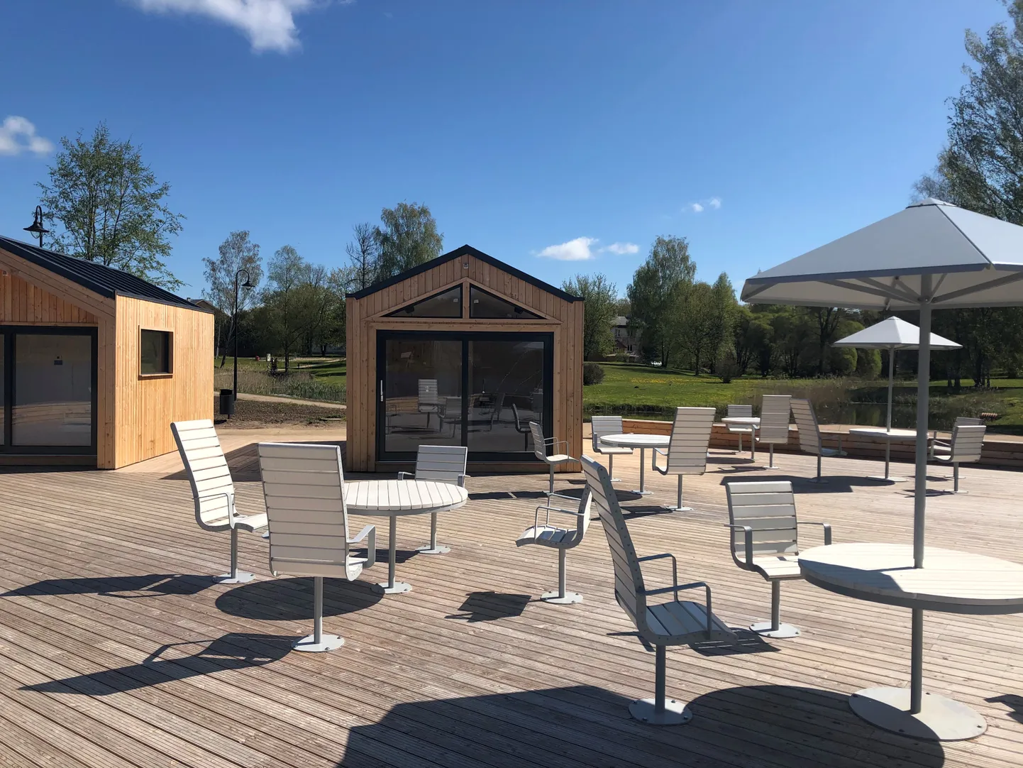 Arbi järve kaldal asuvad paviljonid.