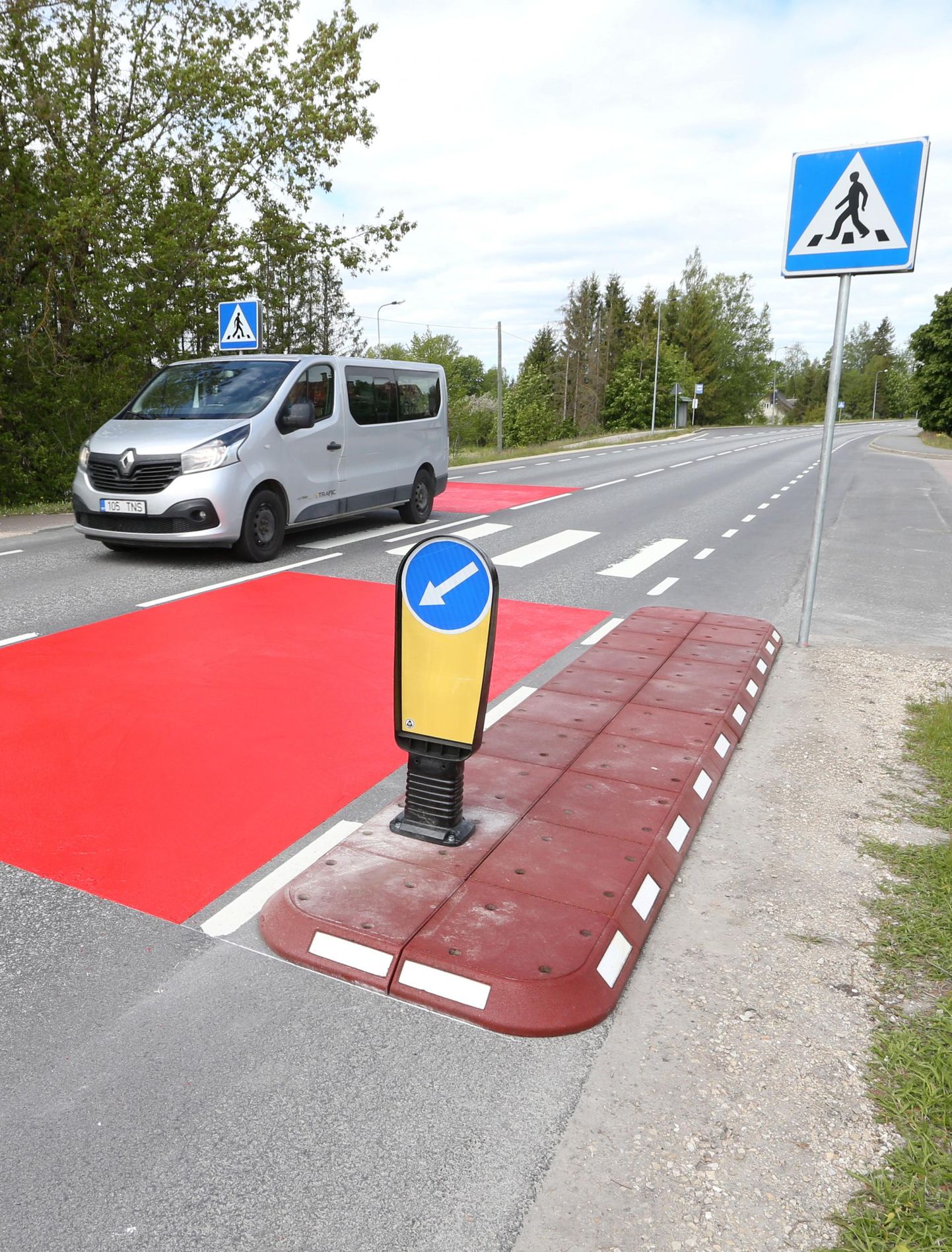 Maanteeameti katseprojekti teises järgus tekkisid Kaarepere küla Tartu-poolsele sissesõidule asfaldile punased kastid ja teeserva kummisaared.