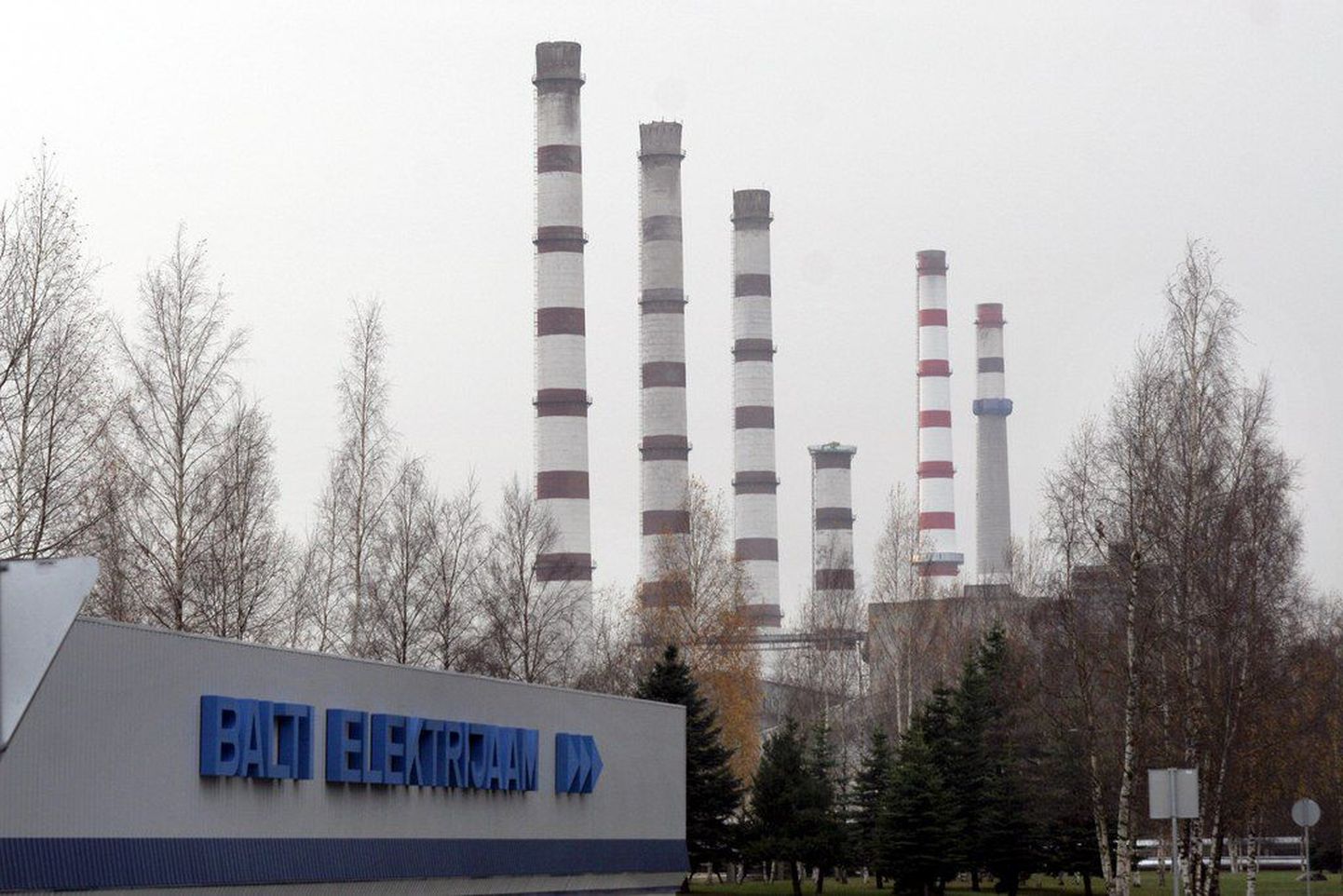 Energiahindade langus alandab tootjahindu. Pildil Balti elektrijaam Narvas.