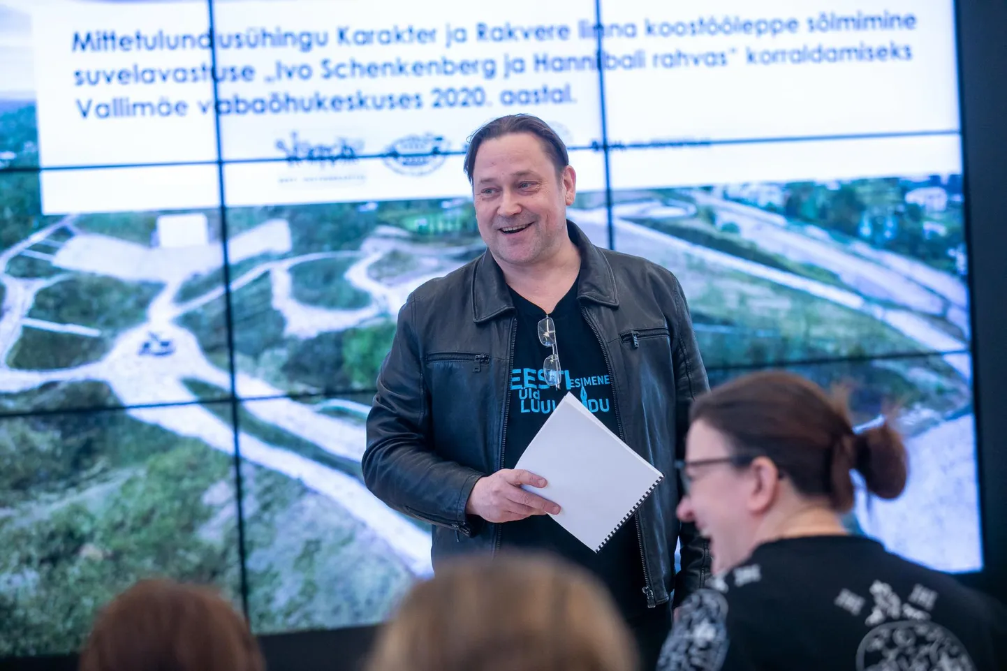 Lavastuse peaosades on Rakverest pärit näitlejad Elina Purde ja Karl Robert Saaremäe.