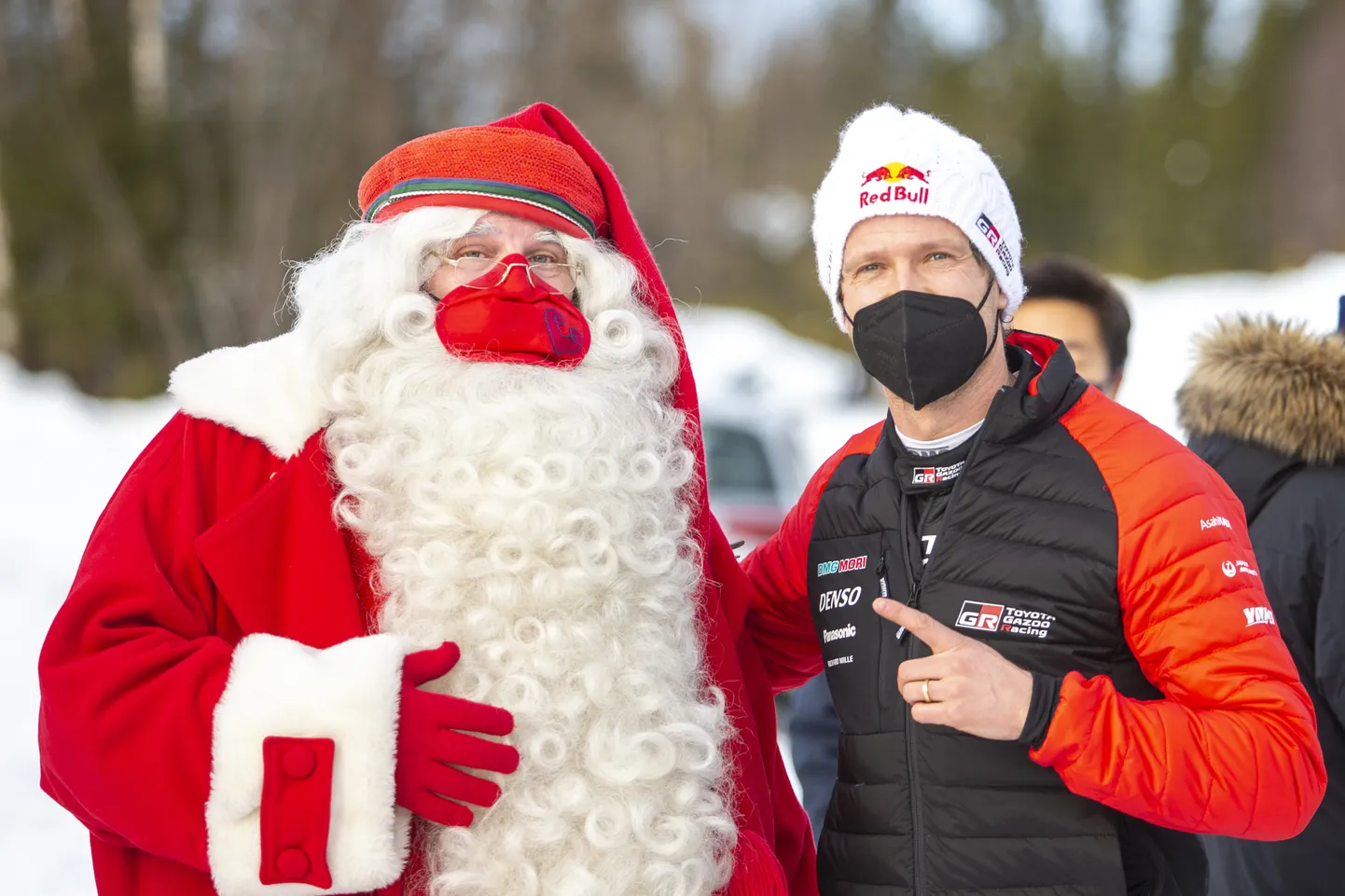 Sebastien Ogier (paremal) ja jõuluvana.