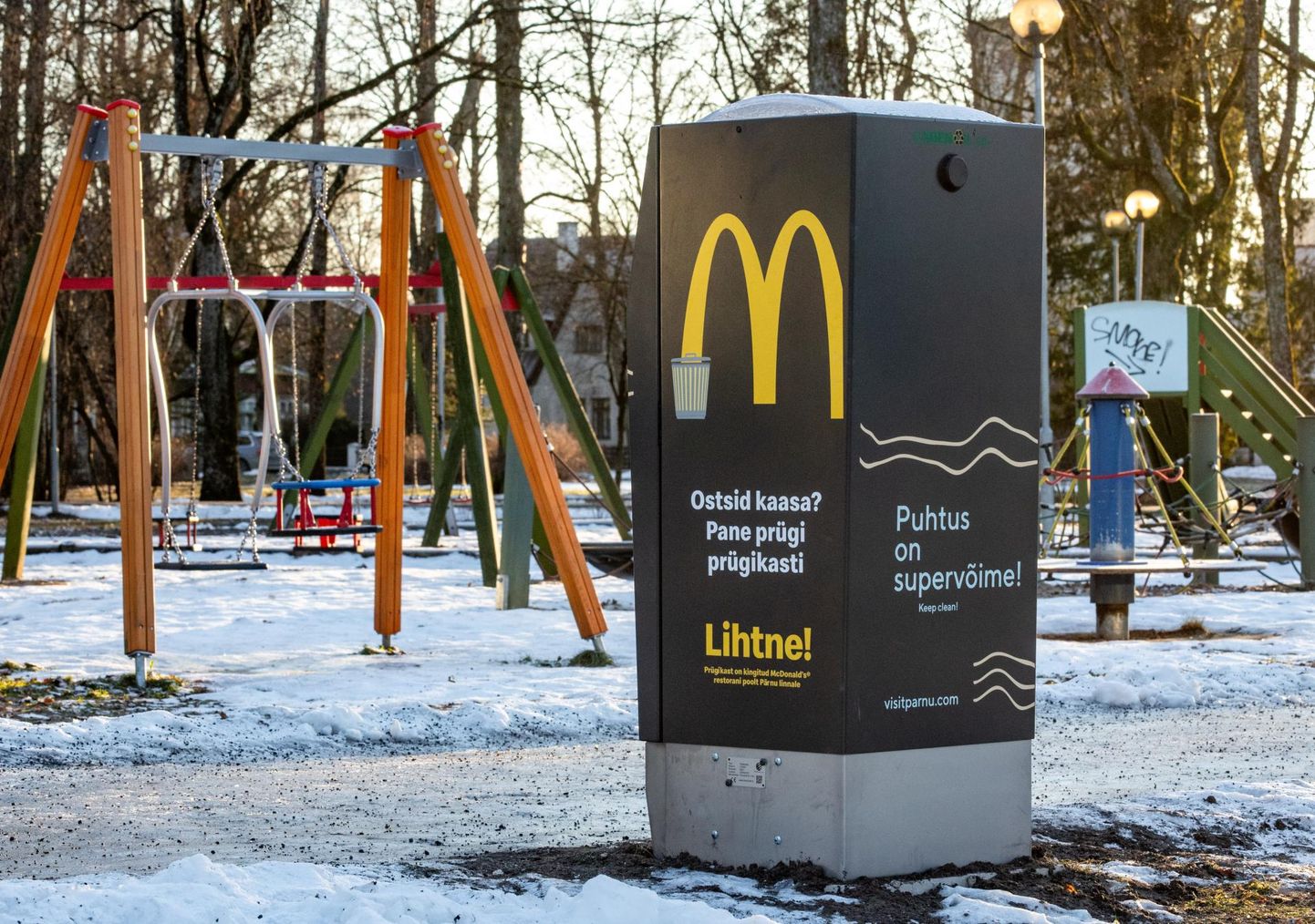 Pärnu Vanapargis asub McDonald’si logoga prügikast laste mänguväljaku servas.
