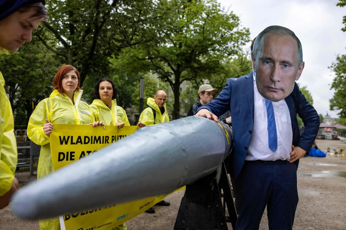 Vene presidendi Vladimir Putini maskiga tuumarelvadevastane meeleavaldaja juunis Venemaa Berliini saatkonna juures. 