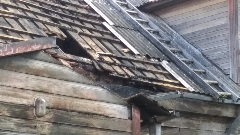 Öösel põles Pärnus Sillutise tänaval vana haigla territooriumil tühjana seisev kahekorruseline puithoone.