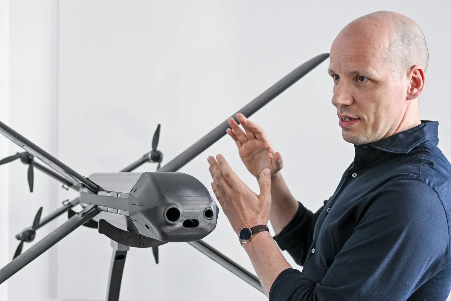 Gundberts Šerfs, “Helsing” līdzdibinātājs un viens no uzņēmuma vadītājiem, stāv pie drona HX-2 modeļa. Aizsardzības uzņēmums specializējas mākslīgā intelekta (AI) izmantošanā ieroču un izlūkošanas sistēmās.