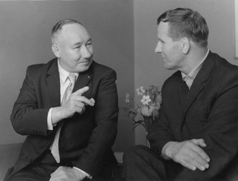 Üle pikkade aegade Ameerikast taas kodumaale külla tulnud Osvald Käpp koos Eesti maadlustreeneri Edgar Puusepaga (1969).