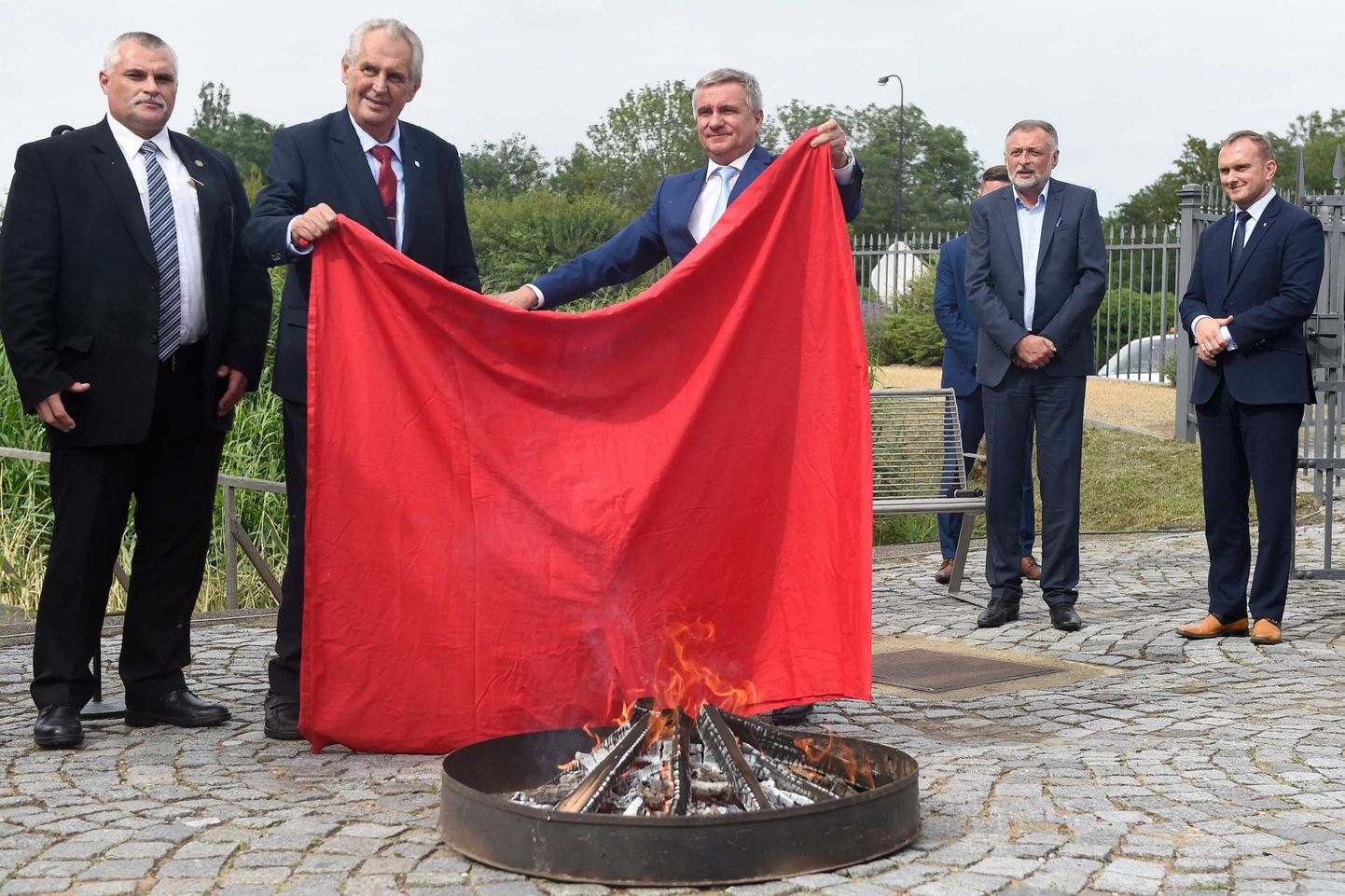 Tšehhis võib presidendi pressikonverents osutuda hoopis happening’iks: 2015. aastal tõmbas kunstnike rühmitus Ztohoven (tõlkes tähendab ühenduse nimi «vallandatud», kuid foneetiliselt kõlab see nagu «sada kakajunni») riigipea Miloš Zemani vastu protestimiseks presidendi lipu asemel Praha kindluse masti paari hiiglaslikke punaseid aluspükse. Tänavu juunis otsustas Zeman (vasakul) koos oma kantseleiülema Vratislav Mynářiga pihku haarata neid trussikuid kujutava suure punase riidelahmaka ning selle ajakirjanike silme ees põlema pista. 