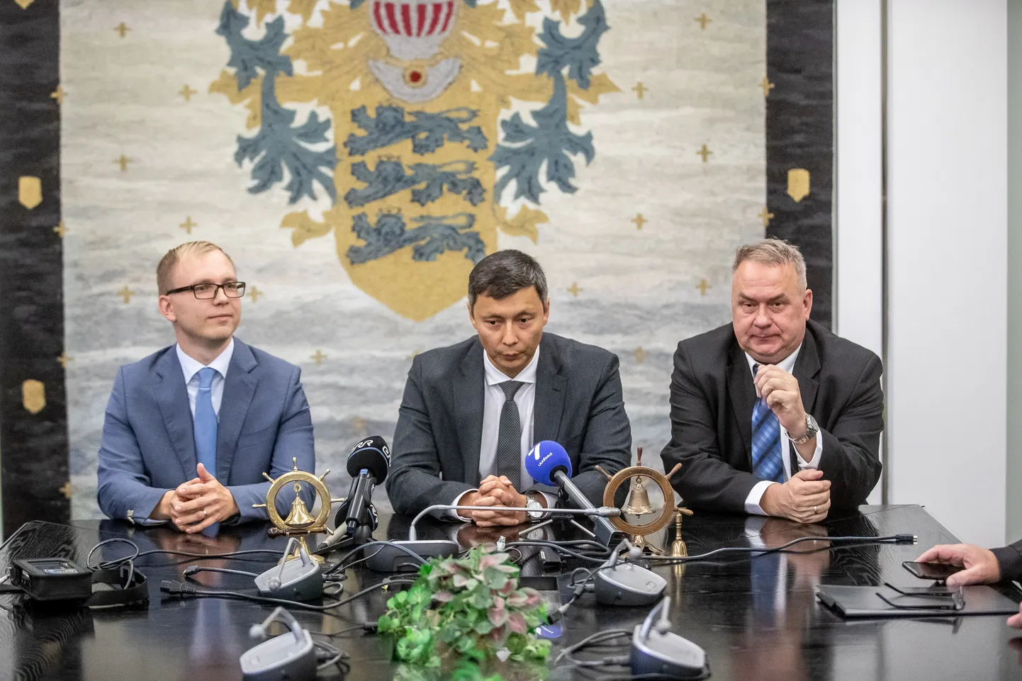 TTV juhatuse liige Taavi Pukk, Linnapea Mihhail Kõlvart ja TTV nõukogu esimees Aivar Riisalu pressikonverentsil, kus teatati telekanali sulgemisest.