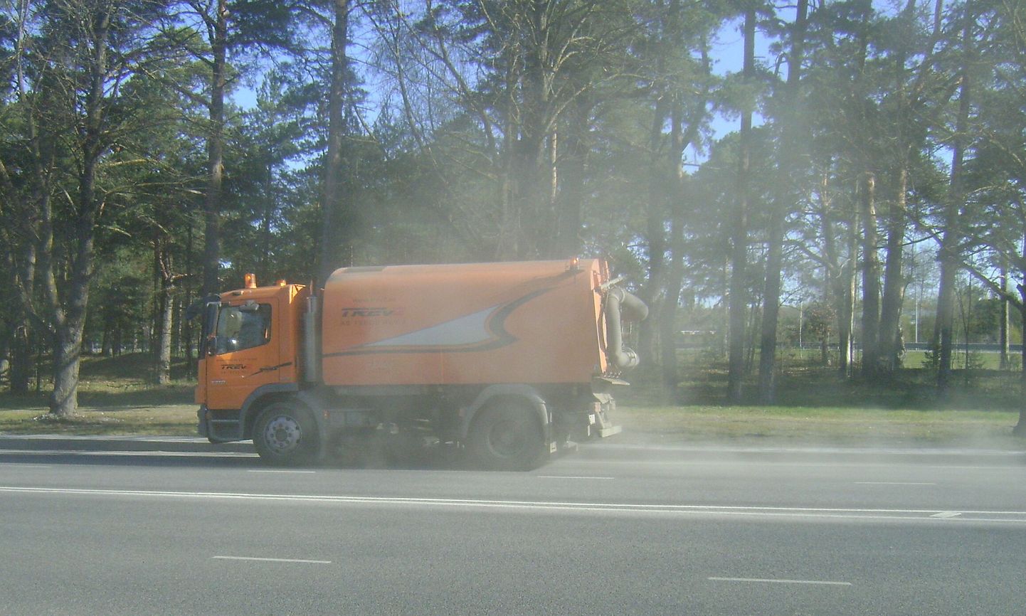 Tolmu üles keerutav tänavapuhastusauto Pärnu linnatänaval.