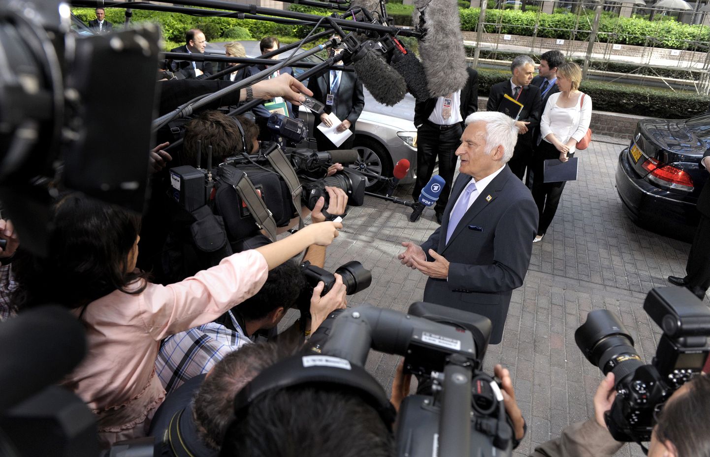 Europarlamendi president Jerzy Buzek neljapäeva hommikul Brüsselis ajakirjanike piiramisrõngas.