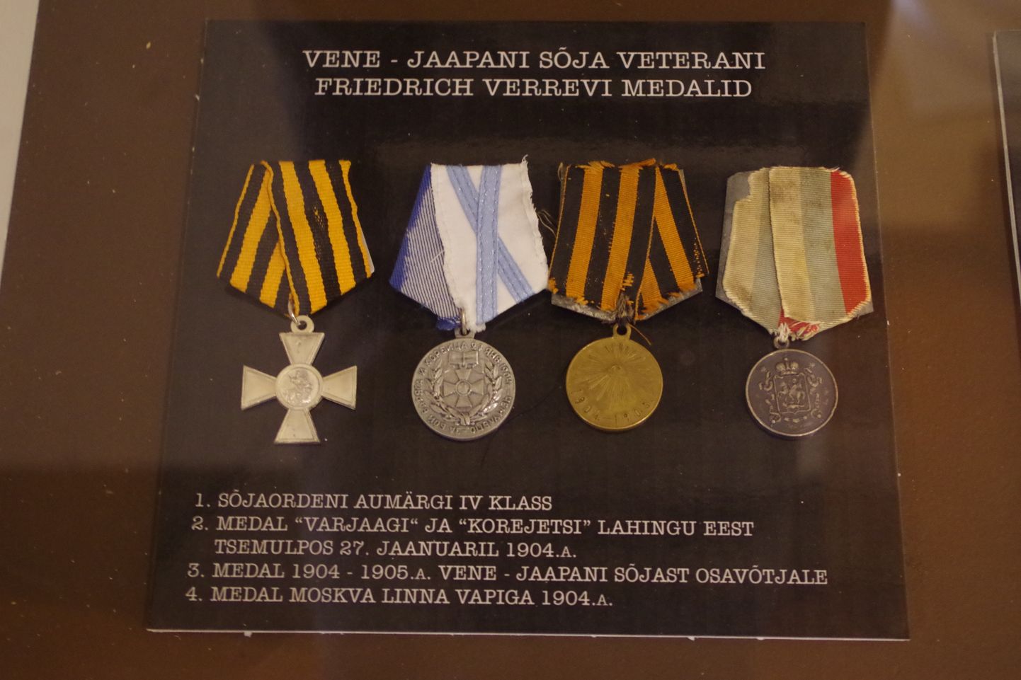 Võrumaa muuseumis vaadata olevatest Friedrich Verrevi ordenitest kaks vasakpoolset osutusid koopiateks.