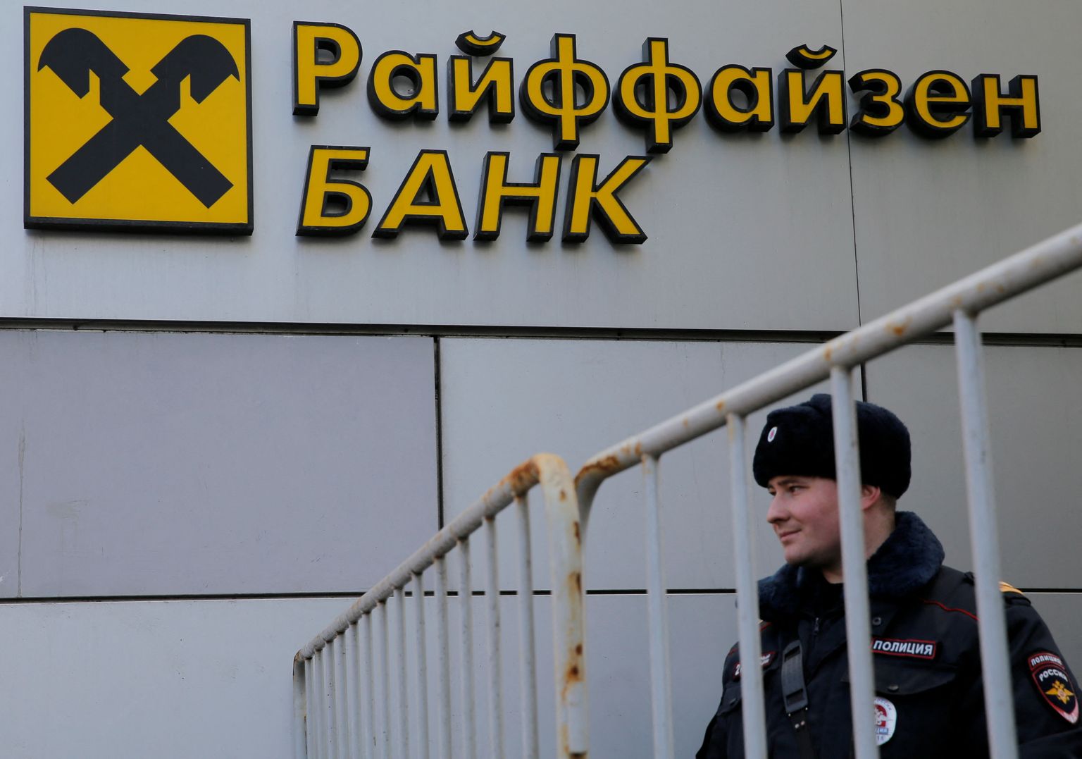 Austria Raiffeisen Banki kontor Moskvas. Pank on Venemaal tegutsevatest lääneriikide pankadest suurim: enne sõja algust oli neil riigis 4,2 miljonit klienti ning 9400 töötajat.