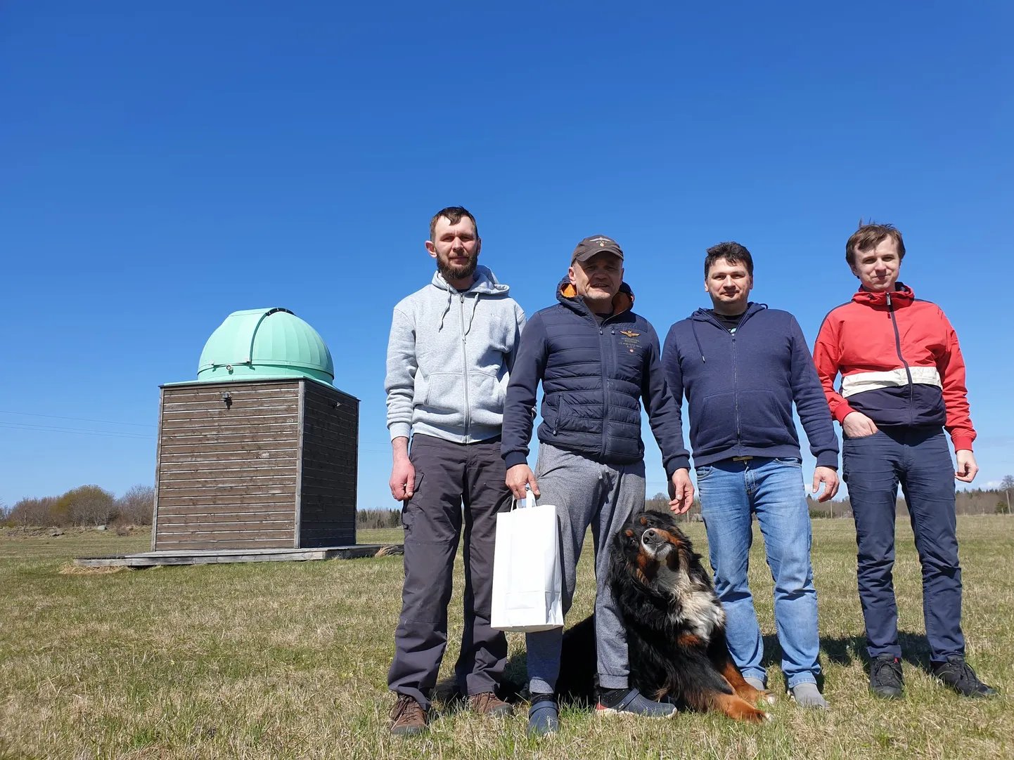 TOOVAD UNIVERSUMI KOJU KÄTTE: (Vasakult) Rahva Observatooriumi töös osalev Aleksander, tehnika annetaja Raivo Hein, observatooriumi eestvedaja Vladimir Goman ja meeskonna liige Rostislav.