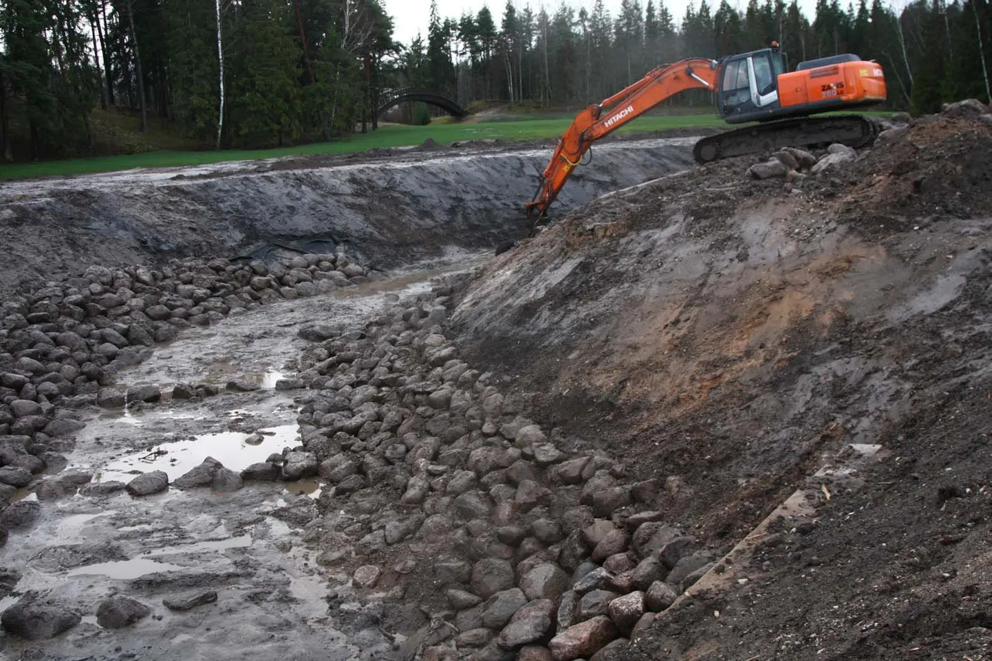 Esialgses projektis polnud kalapääsu kallastele kive ette nähtud, kuid nüüd tuleb need sinna siiski paigaldada, et kaldad oleksid kindlamad.