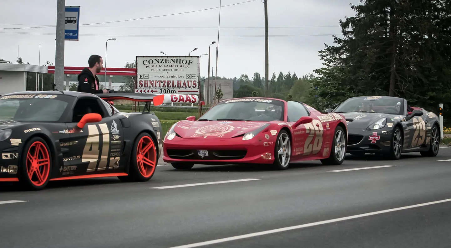 Pärnumaad läbinud elustiiliralli "Gumball 3000" osalejad. Foto on illustratiivne.