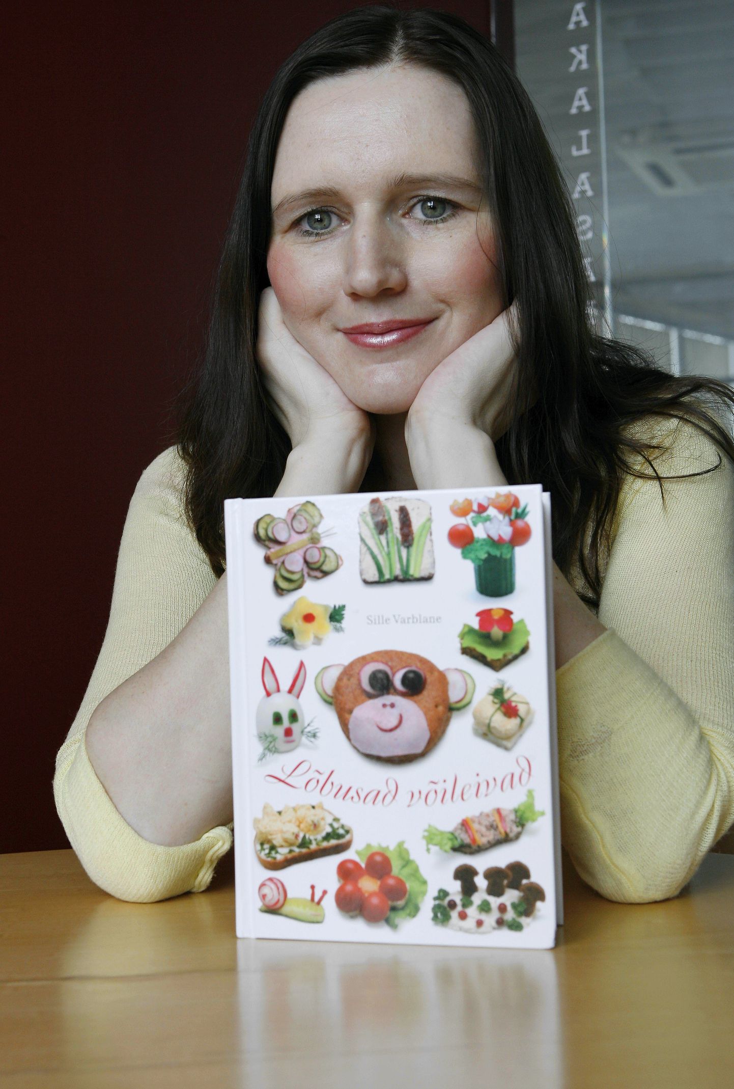 Eesti ühe suurima toidublogi autor Sille Varblane koostas retseptiraamatu, kust saab ammutada ideid pere pisematele toidu valmistamiseks.