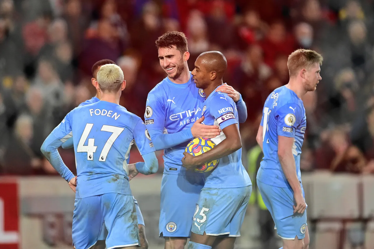 Manchester City mängijad võitu tähistamas.