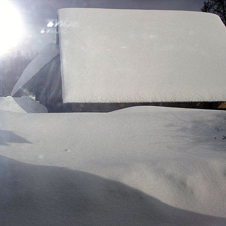 Māras Zālītes lauku māja ziemas sniegos 