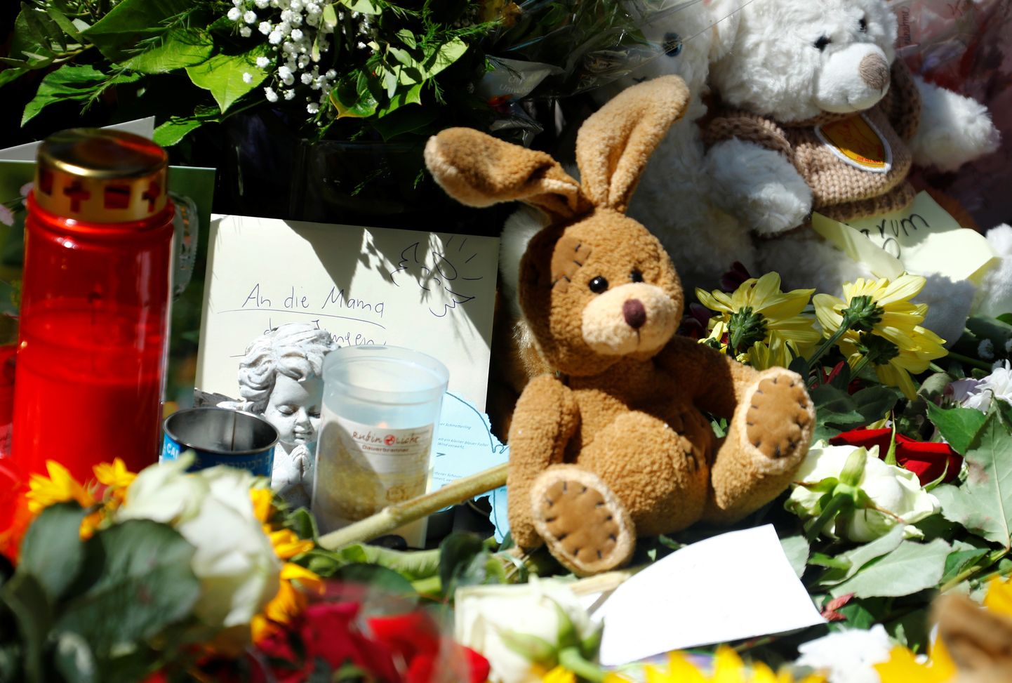 Vēstules, sveces, ziedi un mīkstās mantiņas, ko iedzīvotāji nolikuši par godu Frankfurtes stacijā nogalinātajam zēnam.