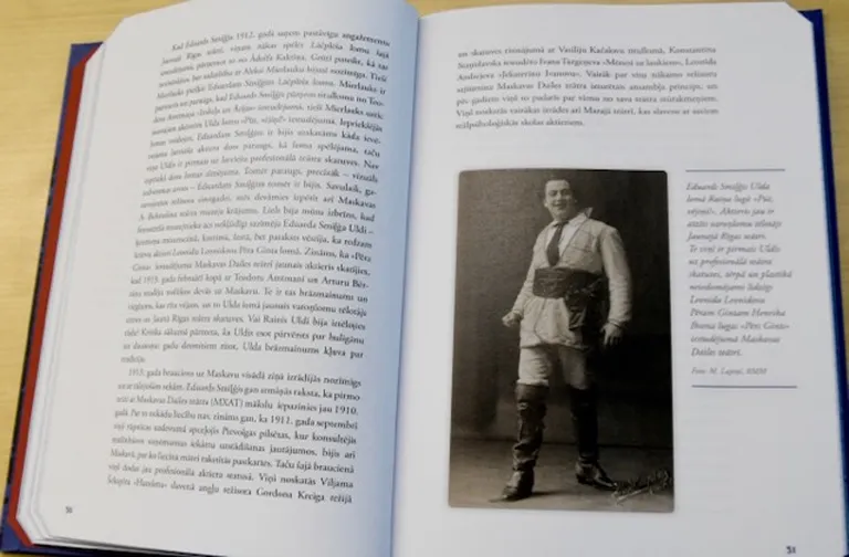 На книжных иллюстрациях - фотографии Смильгиса-актера в главных райнисовских ролях