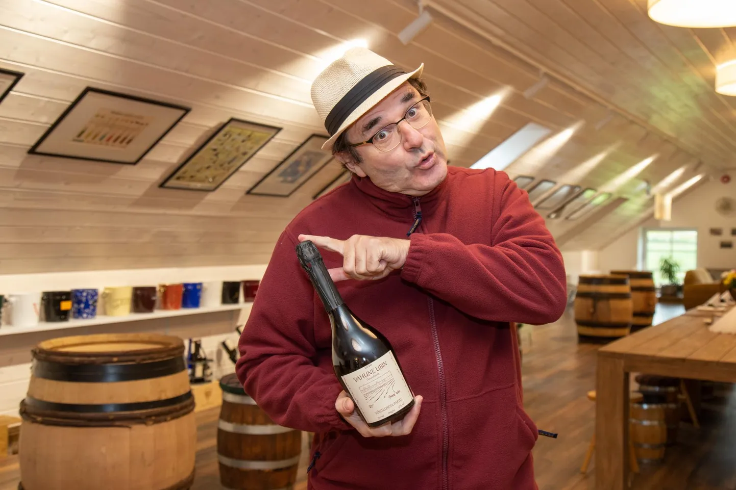 Talunik Georg Gavronski lööb muuseumiööl huvilistele valla oma veinimuuseumi.