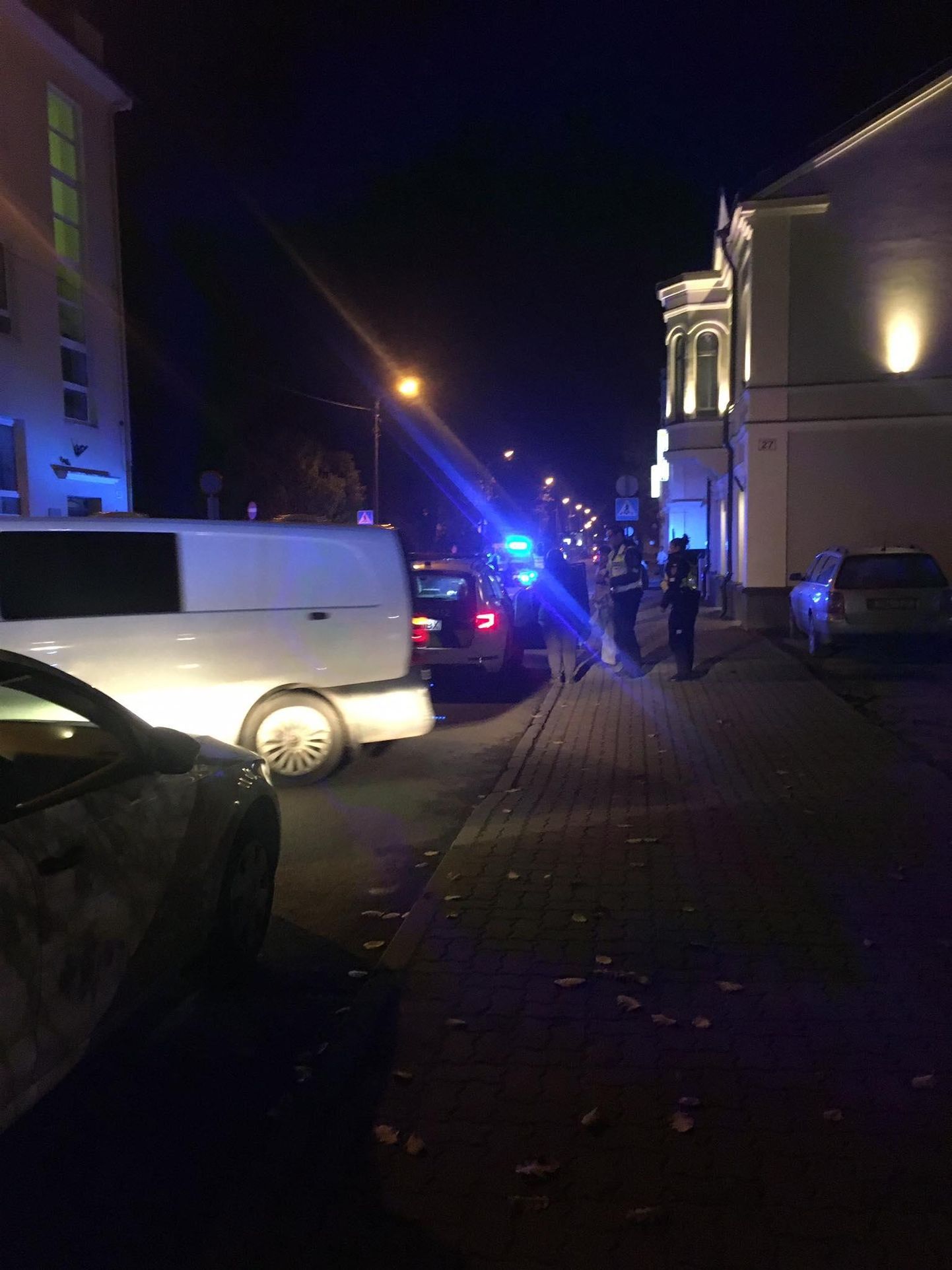 Полицейские задержали пьяного и без водительских прав пытавшегося скрыться от них водителя в центре Раквере на Таллиннской улице.