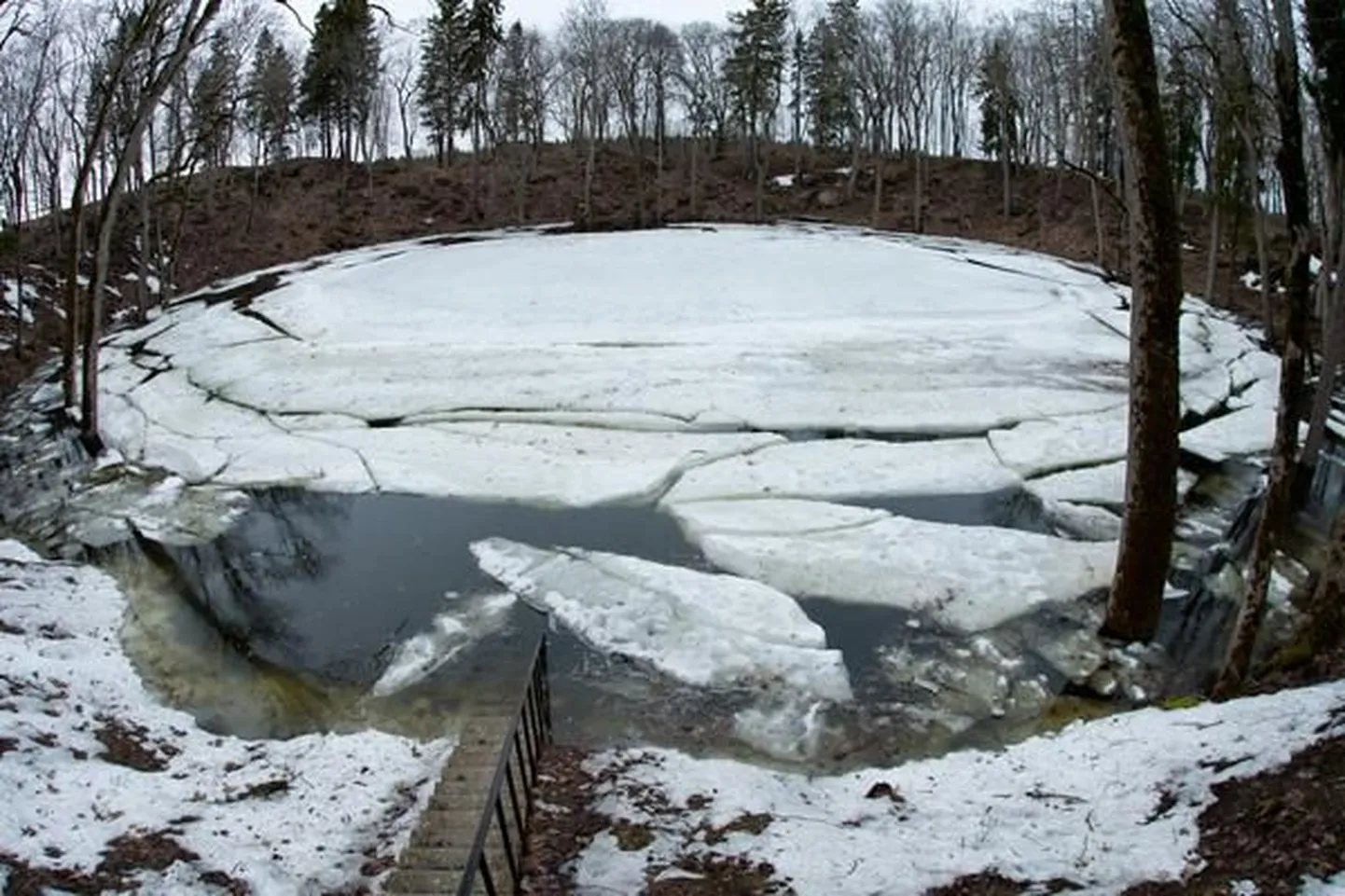 Veetase Kaali kraatris on tõusnud rekordtasemele.