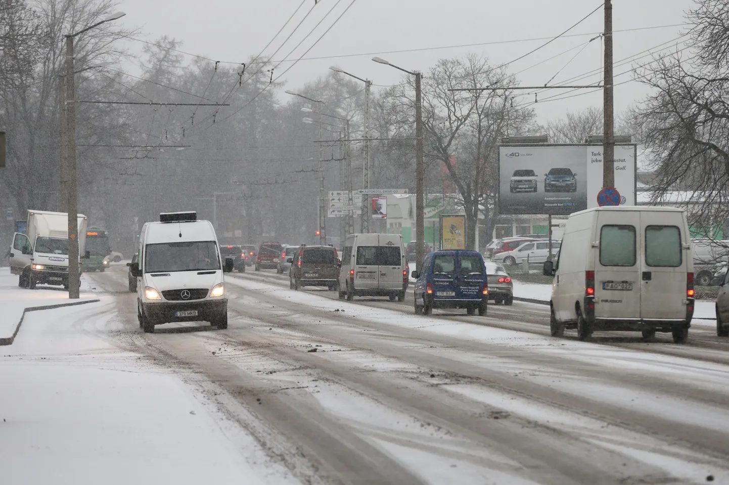 Выпавший снег резко ухудшил дорожные условия.