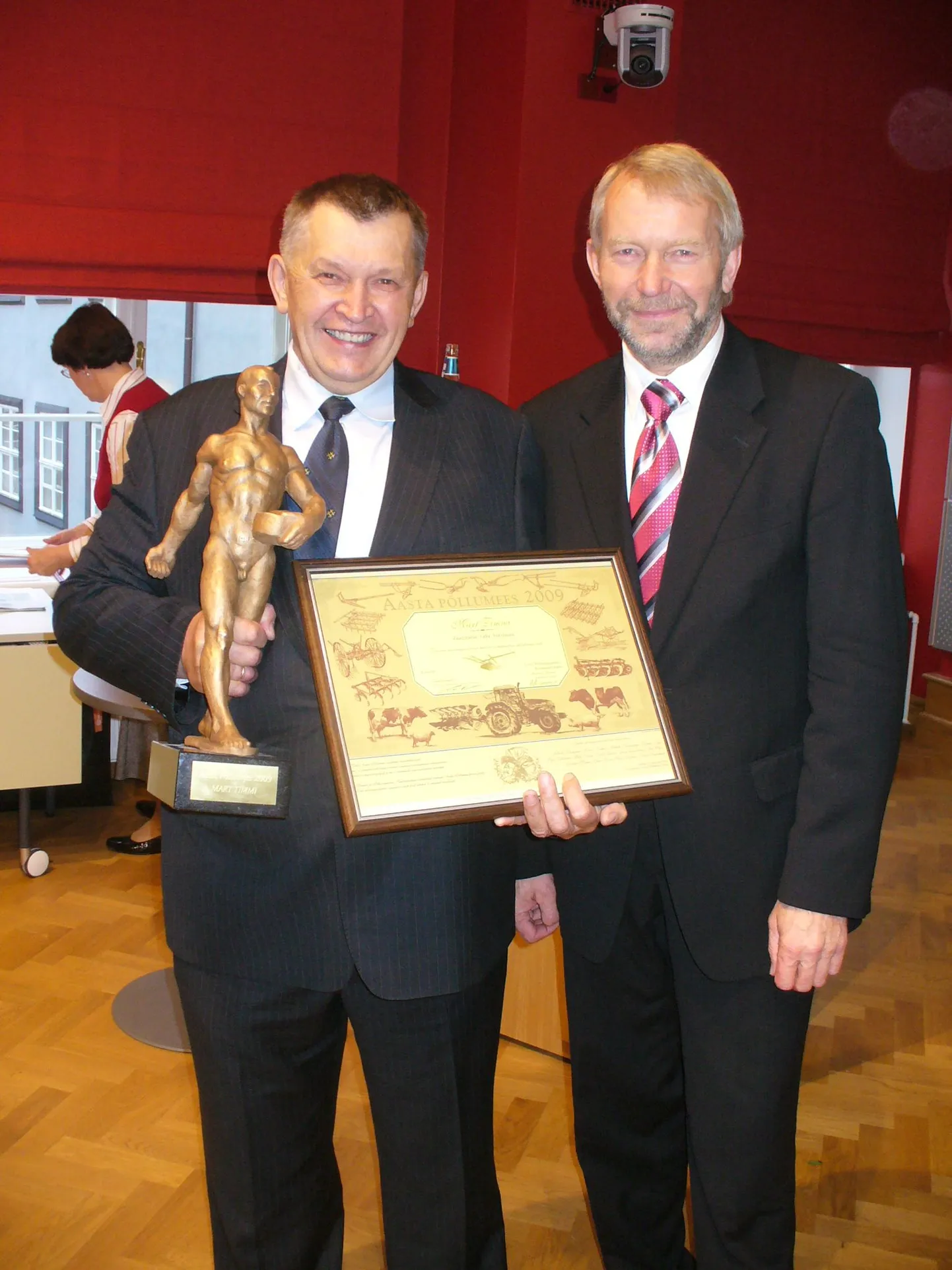 Aasta põllumees 2008 Mati Nurm (paremal) koos aasta põllumees 2009 Mart Timmiga.