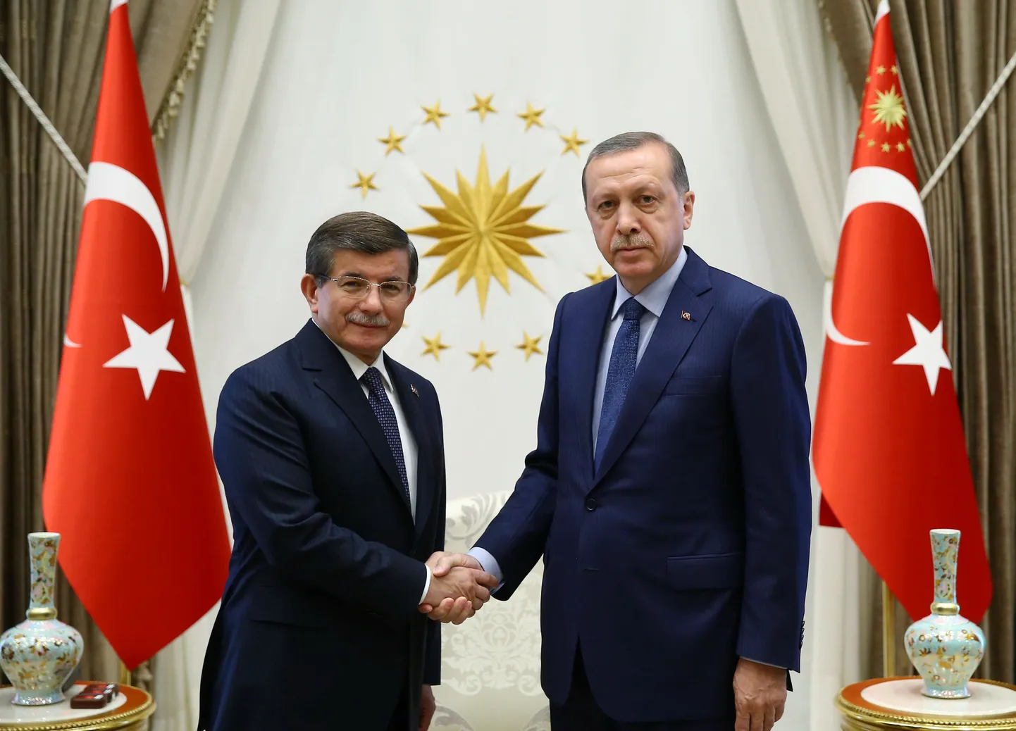 Türgi president Recep Tayyip Erdoğan (paremal) ja toonane peaminister Ahmet Davutoğlu sellel 2016. aasta 22. maist pärineval fotol.