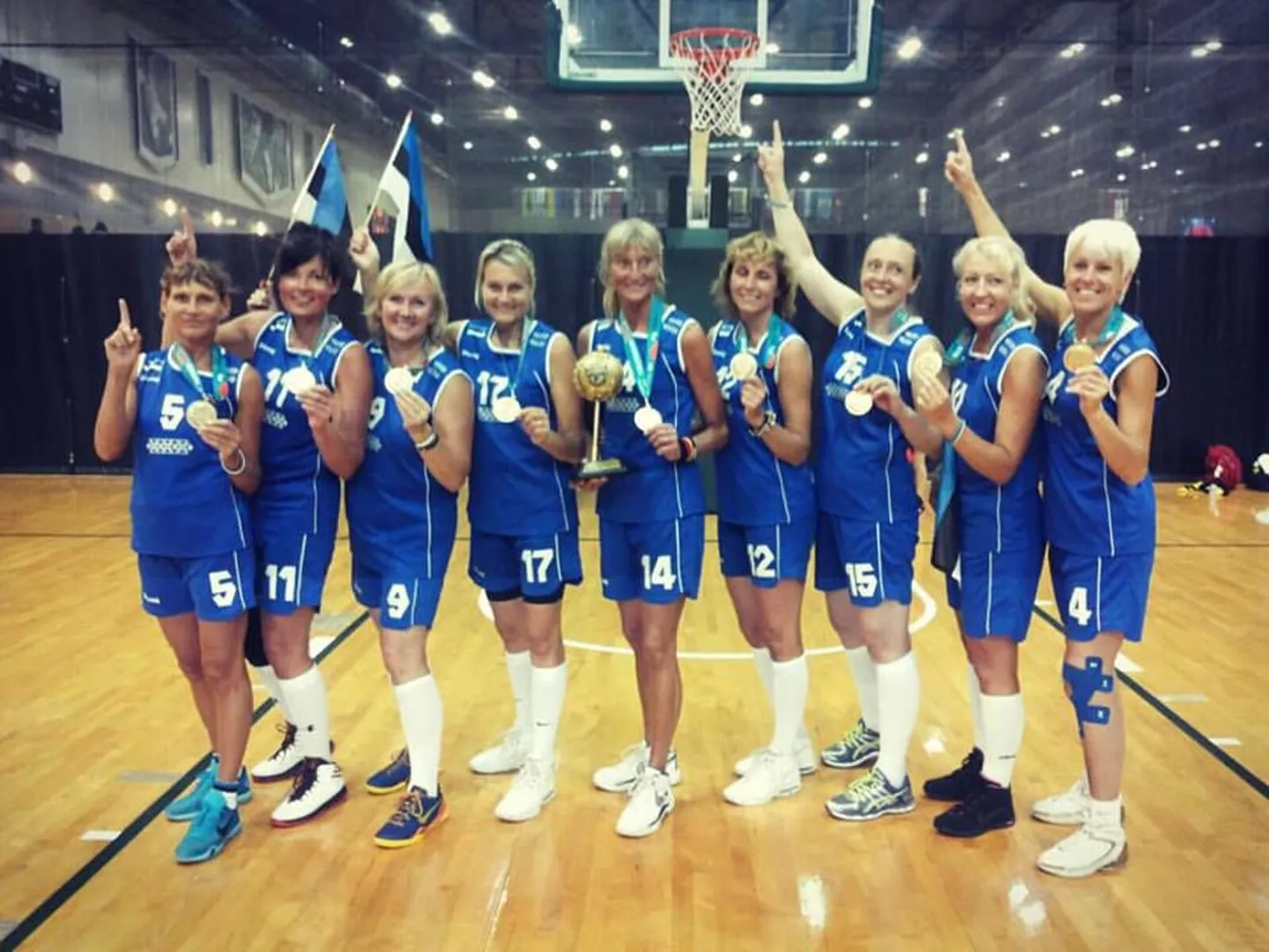 Kulla võitnud Eesti 45+ naiskond koosseisus Helen Hedblom, Ene Ottender, Kersti Petjärv, Margit Konno, Külli Lemberg, Miia Sulg, Pille McKeown, Pille Tali, Marelle Grünthal-Drell.