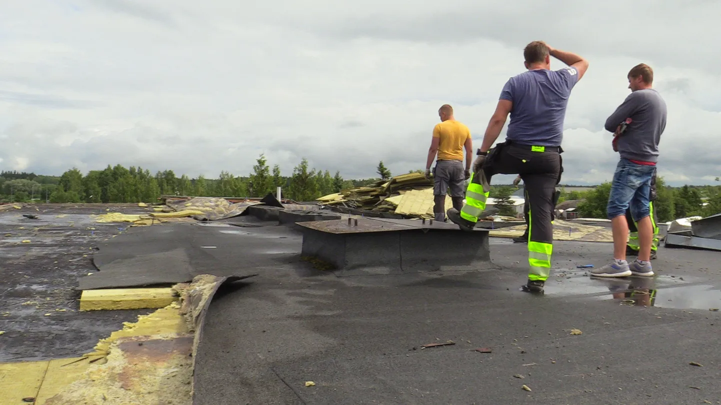 Nöörimaa tugikodu katus sai äikesetormis kõvasti räsida.
