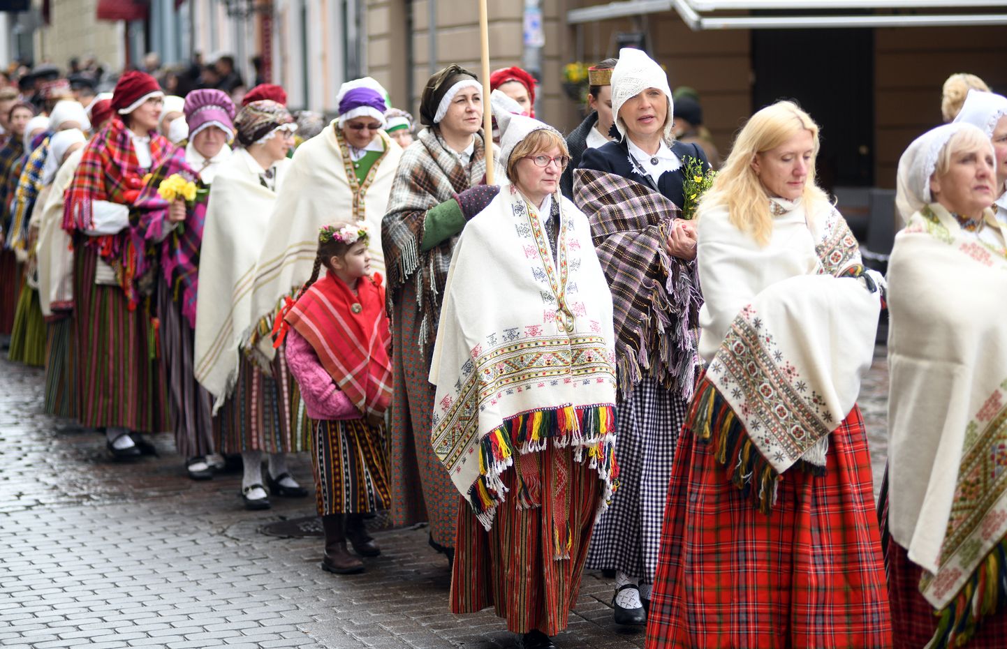 Spītējot lietum un salam Rīgā norisinājās maija tautastērpu gājiens «Tauta. Gods. Tērpi.»