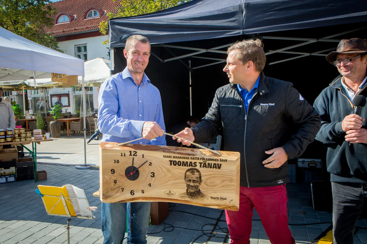 Tänavune Saare maakonna aasta põllumees Toomas Tänav ja Saarte Hääle peatoimetaja ning Kadi raadio tegevdirektor Gunnar Siiner.