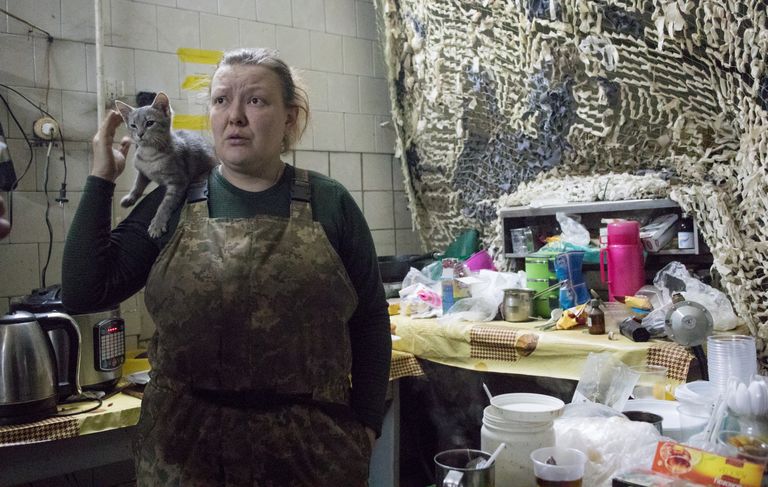 Татьяна с кошкой на полевой кухне батальона «Донбасс».