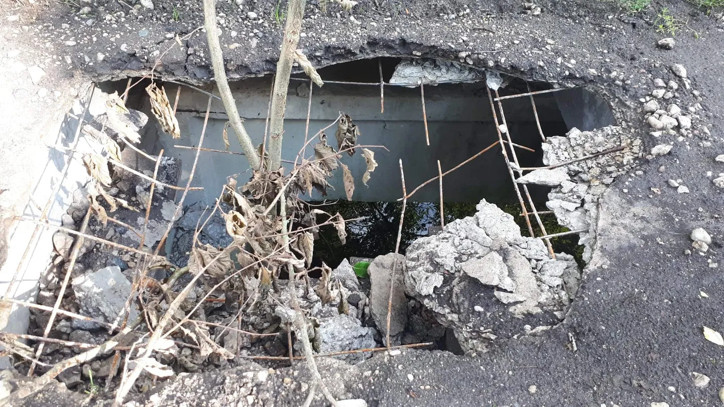 KELLE ASI? Kuivõrd lagunev ja liiklusohtlik sild asub keskkonnaministeeriumile kuuluval maal, siis üritab vald välja selgitada, kelle kohustus oleks asi korda teha.